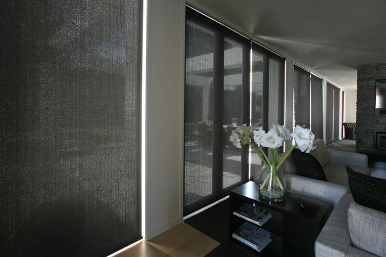 Single roller sunscreen blind