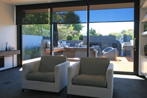Single roller sunscreen blind