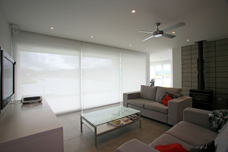 Single roller sunscreen blind