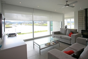 Single roller sunscreen blind