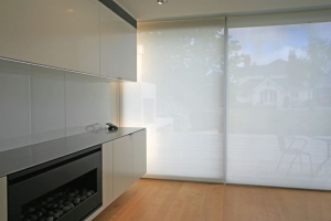 Single roller sunscreen blind