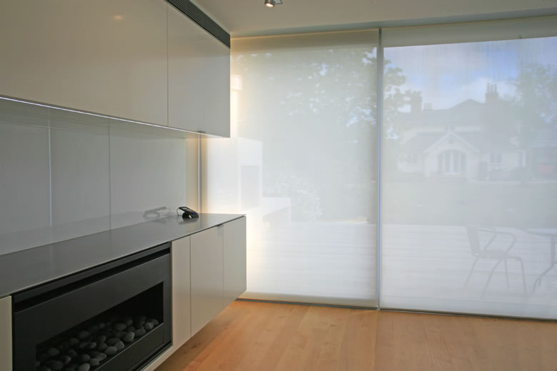 Single roller sunscreen blind