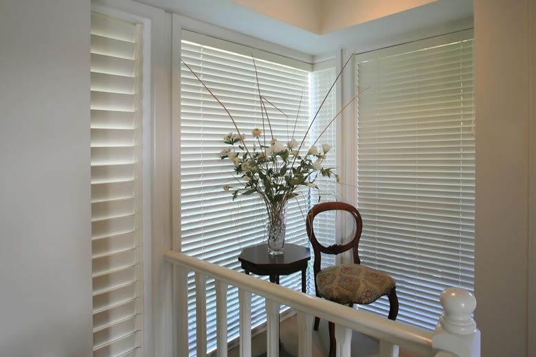 Wood Ventian blinds