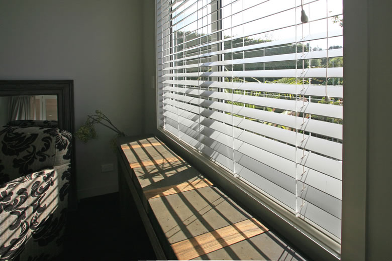 Wood Ventian blinds